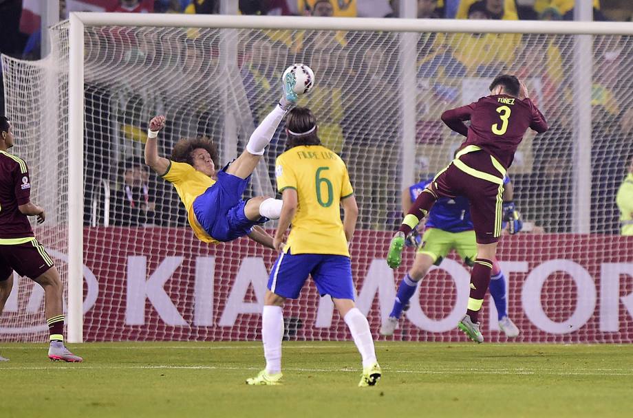 Il tentativo in rovesciata di David Luiz (Afp)